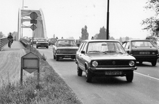 847623 Afbeelding van het drukke autoverkeer over de Maarsserbrug over het Amsterdam-Rijnkanaal te Maarssen.